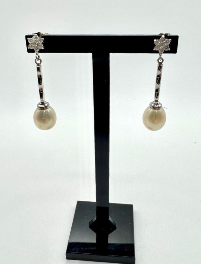 Orecchini lunghi con perla in oro bianco 18K