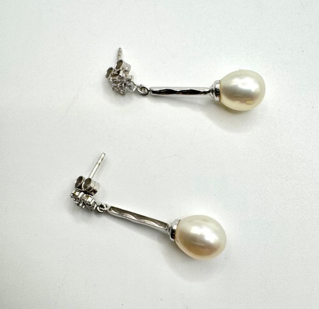 Orecchini lunghi con perla in oro bianco 18K