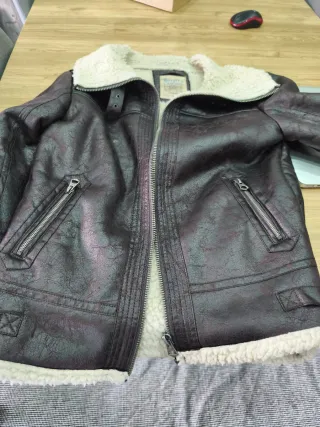 Cazadora efecto piel forrada