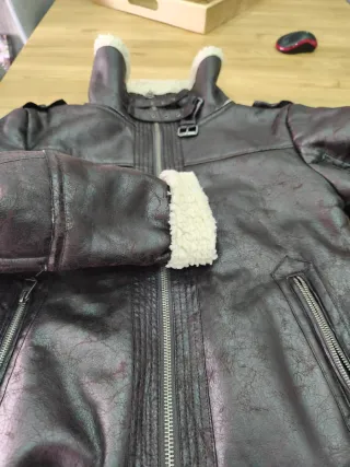 Cazadora efecto piel forrada