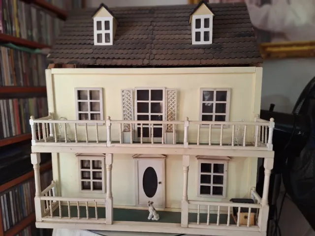 Casa de muñecas antigua