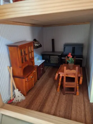 Casa de muñecas antigua