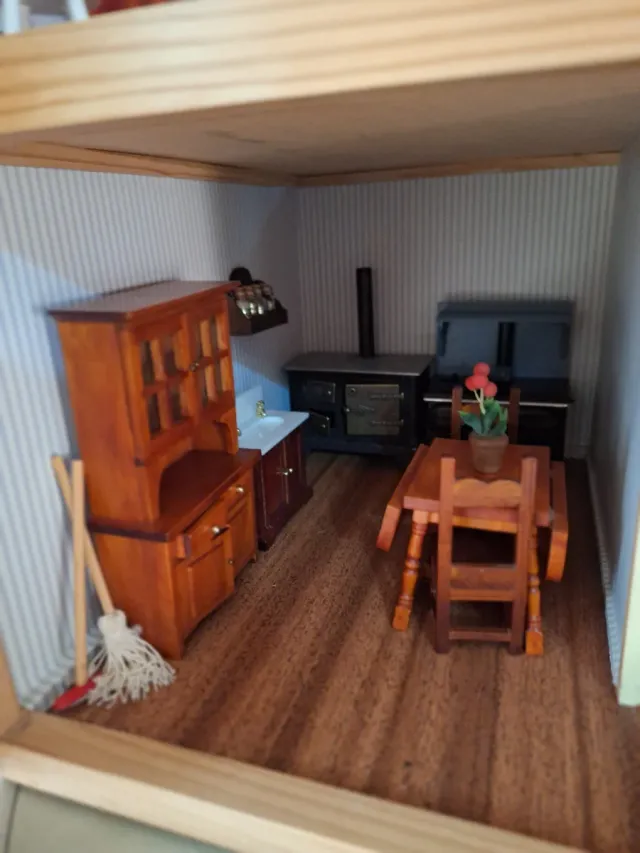 Casa de muñecas antigua