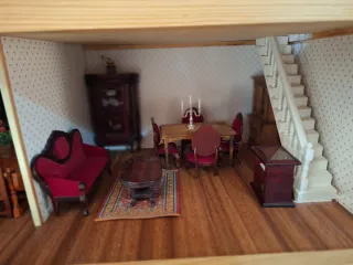 Casa de muñecas antigua