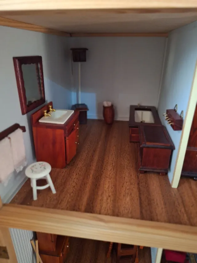 Casa de muñecas antigua