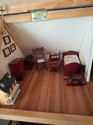 Casa de muñecas antigua