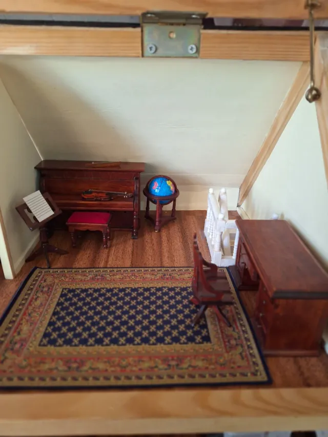 Casa de muñecas antigua