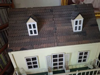 Casa de muñecas antigua