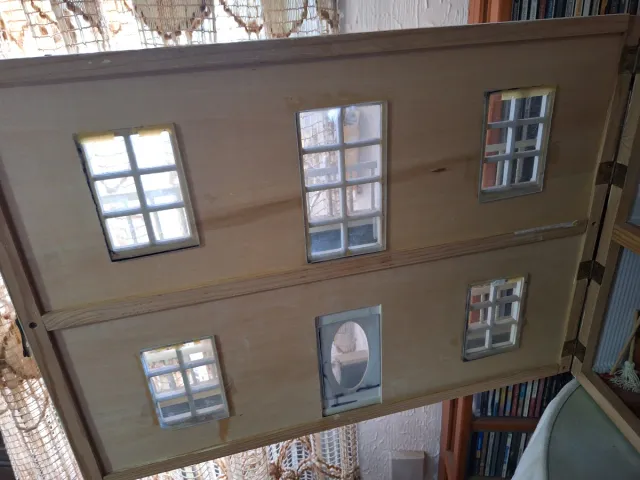 Casa de muñecas antigua