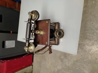 Teléfono antiguo de madera
