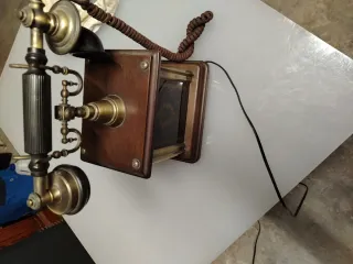 Teléfono antiguo de madera