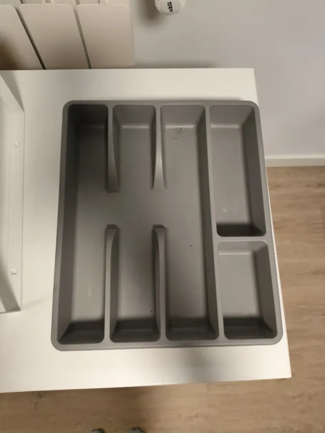 Cubertero gris de plástico