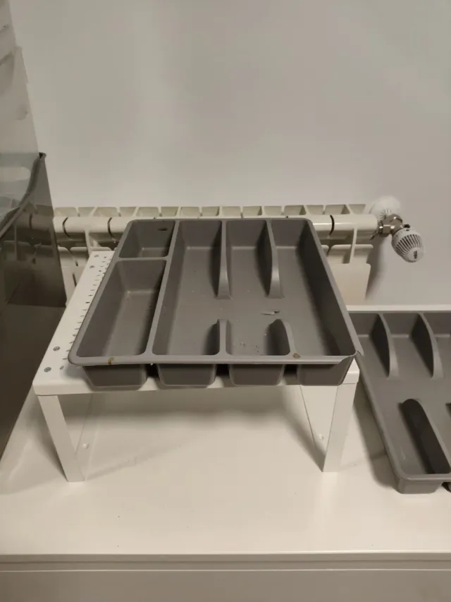 Cubertero gris de plástico