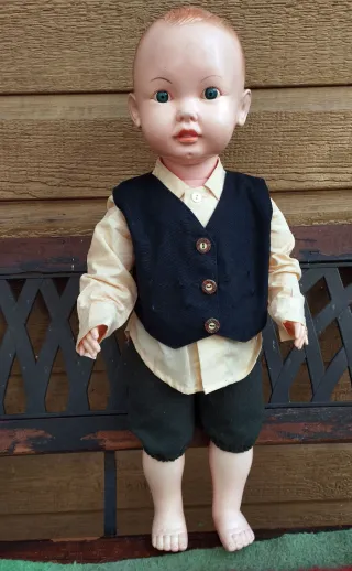 Muñeca antigua plástico muy duro años 50