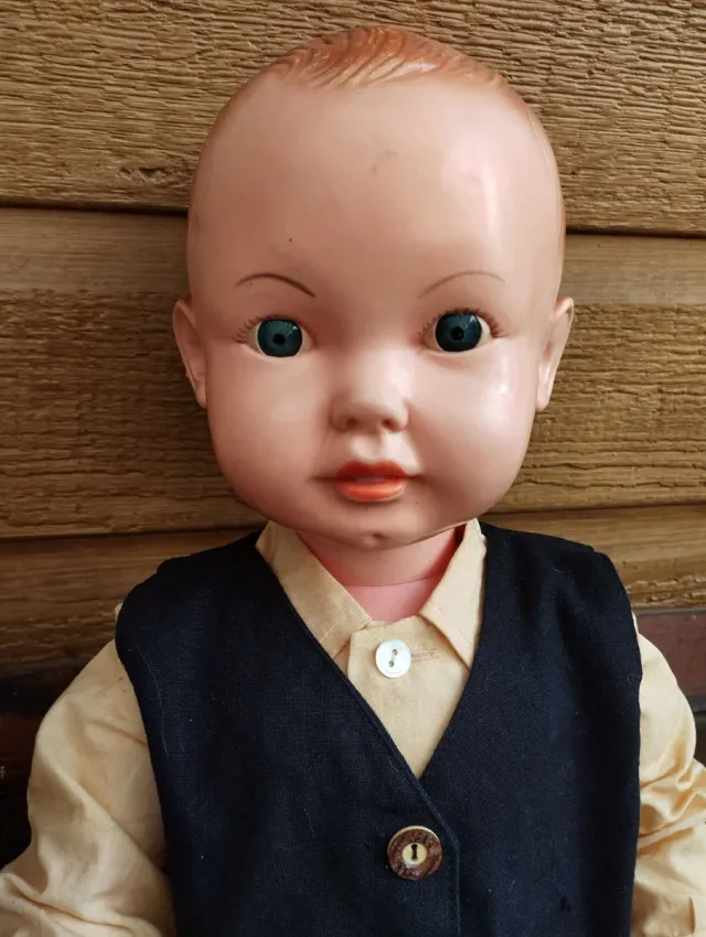 Muñeca antigua plástico muy duro años 50