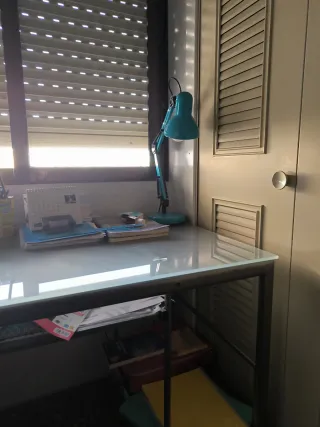 Escritorio metal y cristal y regalo flexo