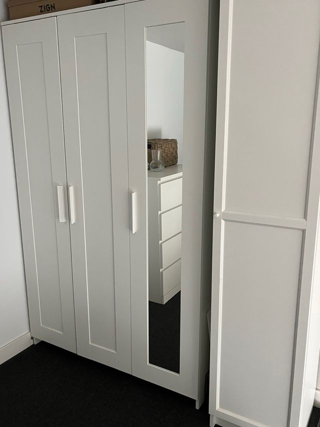 Armario blanco con espejo