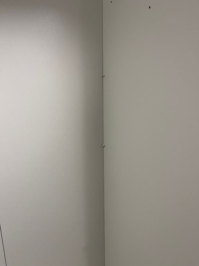 Armario blanco con espejo