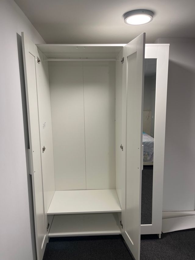 Armario blanco con espejo