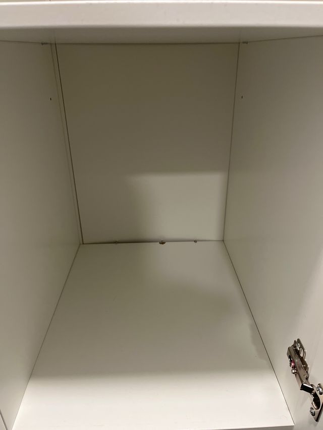 Armario blanco con espejo