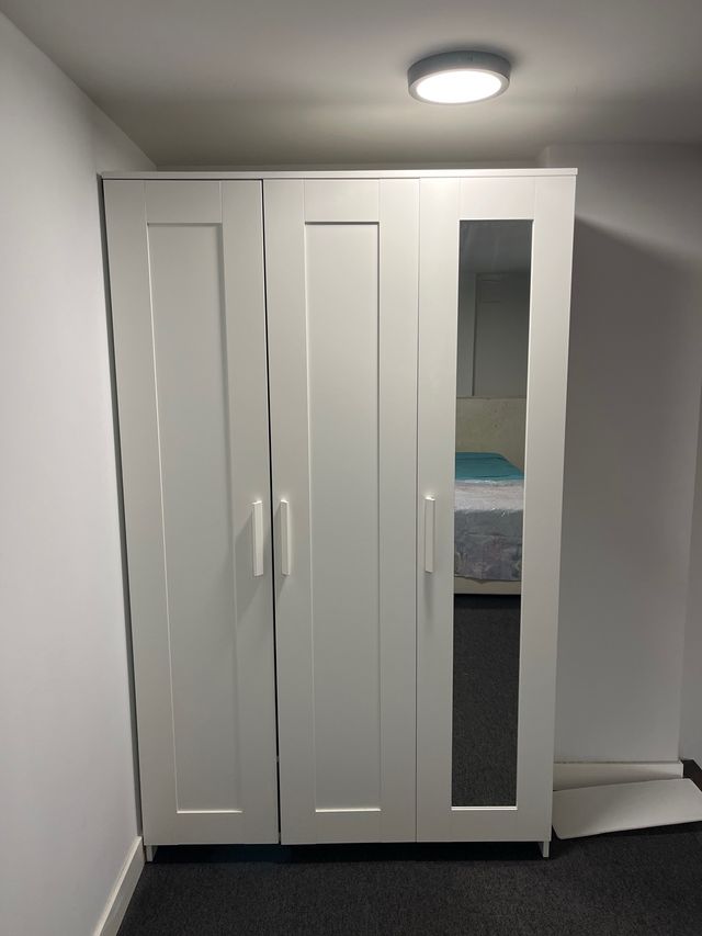 Armario blanco con espejo