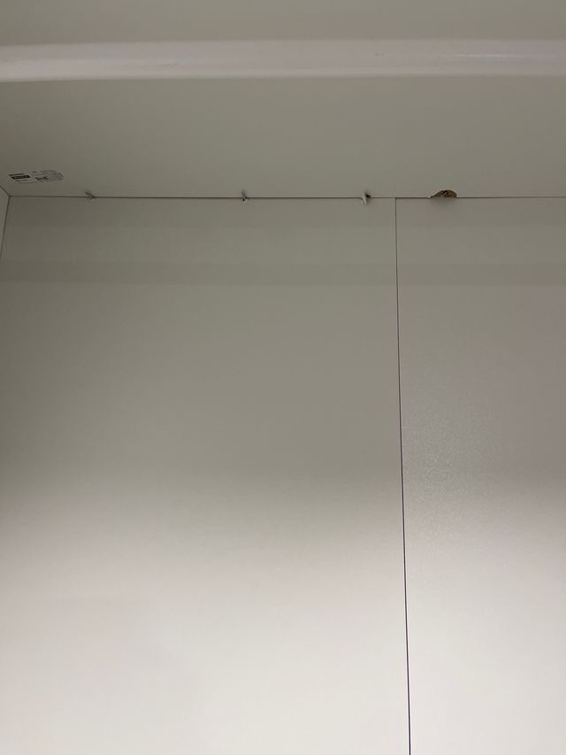 Armario blanco con espejo