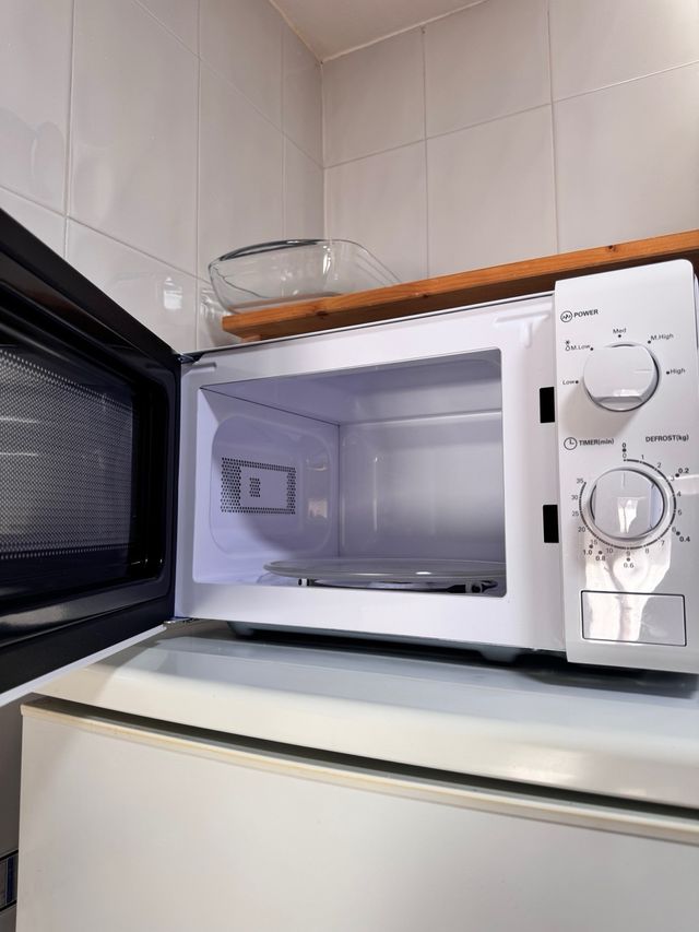 Horno Microondas HTW 20L Blanco