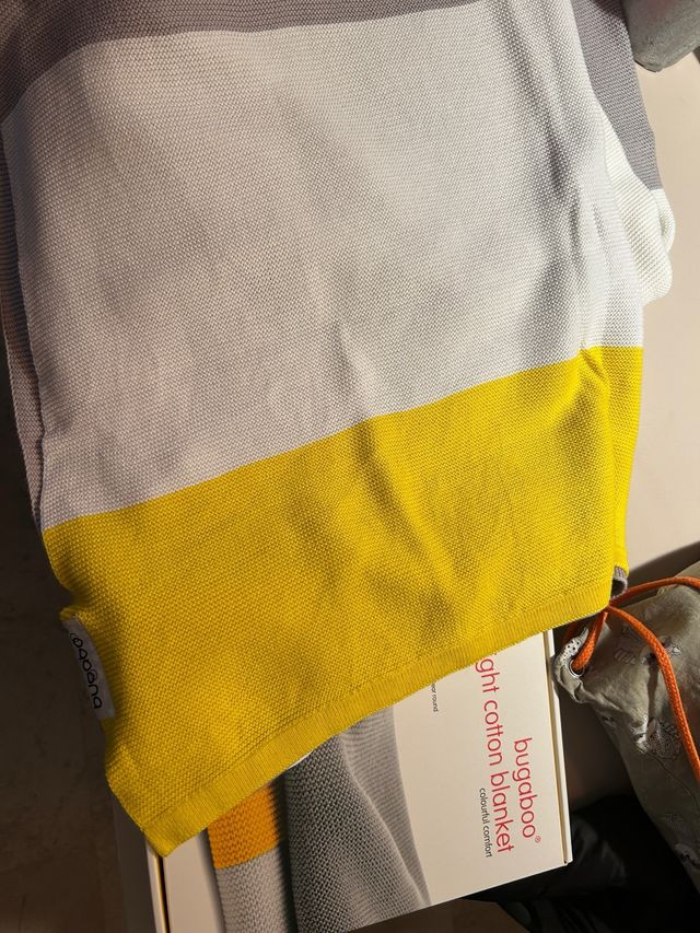 Manta Bugaboo Algodón Amarillo, gris y blanca.