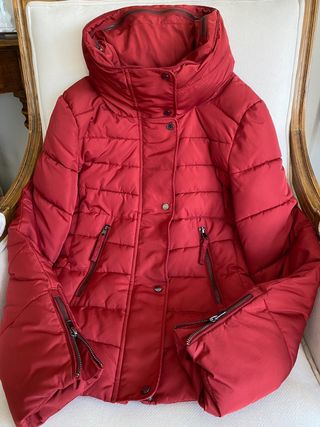 Plumífero corto Bershka.