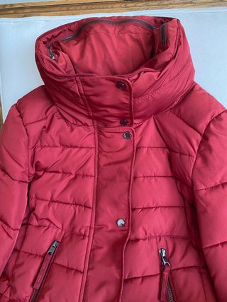 Plumífero corto Bershka.