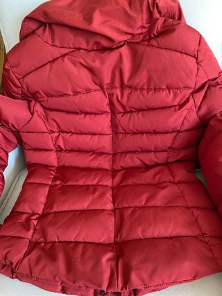 Plumífero corto Bershka.