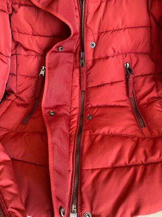 Plumífero corto Bershka.