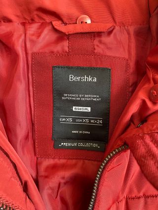 Plumífero corto Bershka.