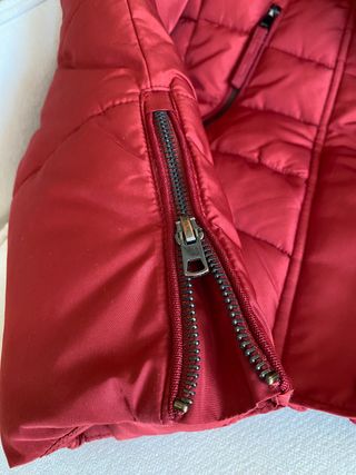 Plumífero corto Bershka.