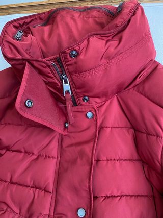 Plumífero corto Bershka.