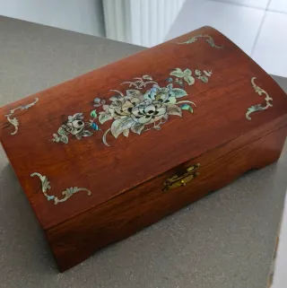 Joyero de Madera con Incrustaciones