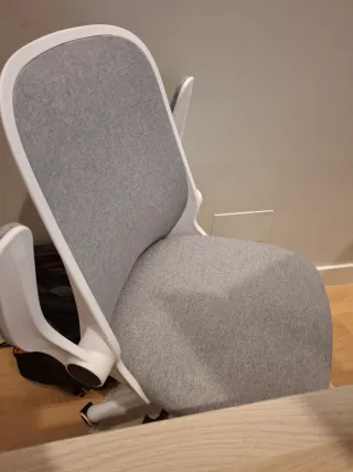 Silla de oficina ergonómica gris y blanca