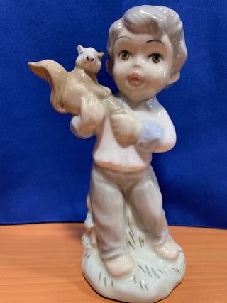 Figura porcelana niño con ardilla