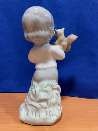 Figura porcelana niño con ardilla
