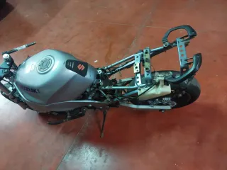 Suzuki RF600R proyecto solo circuito