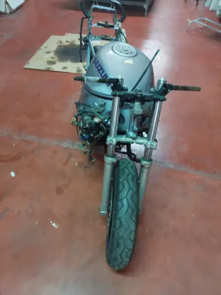 Suzuki RF600R proyecto solo circuito