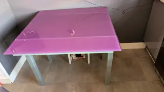 Tavolo da cucina in cristallo viola e metallo