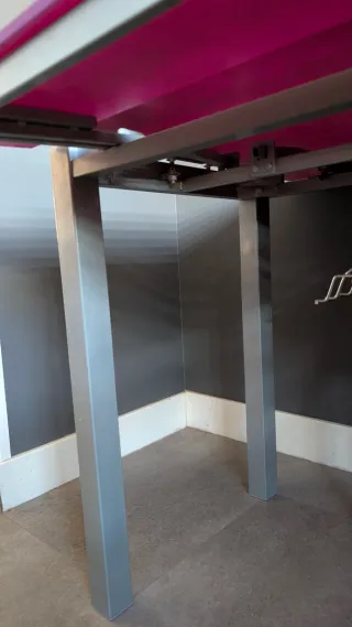 Tavolo da cucina in cristallo viola e metallo