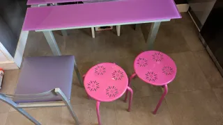 Tavolo da cucina in cristallo viola e metallo