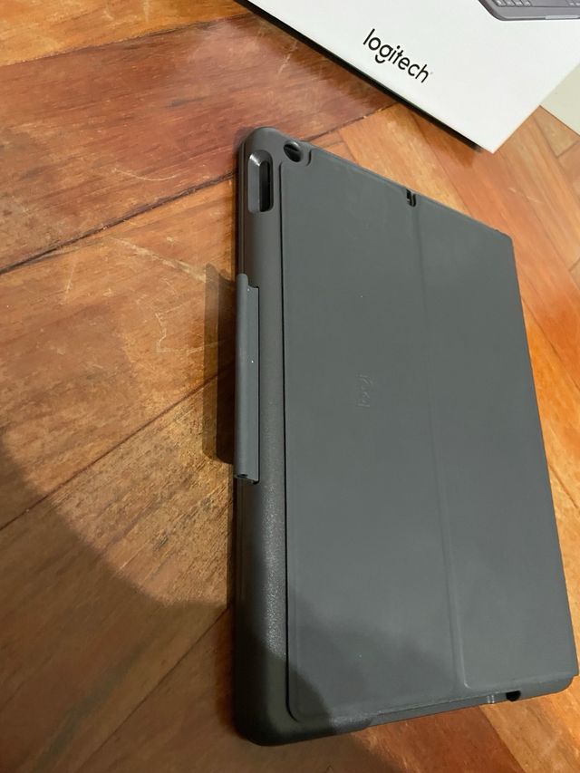 Logitech Slim Folio iPad + MANDO PLAY