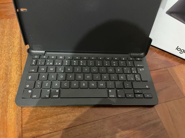 Logitech Slim Folio iPad + MANDO PLAY