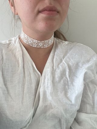 Collar tipo choker con perlas y lazos