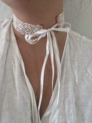 Collar tipo choker con perlas y lazos