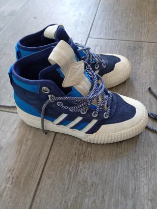 Botas Adidas azules y blancas