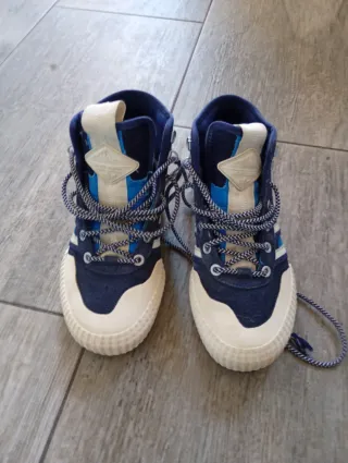 Botas Adidas azules y blancas